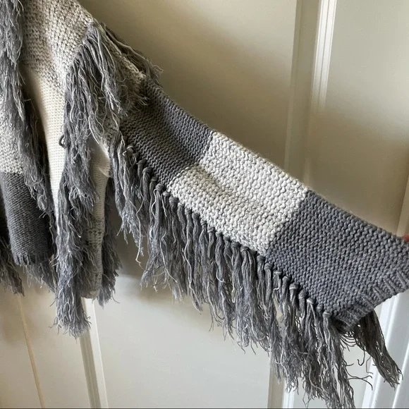 Moon River Colorblock Gray and White Fringe Sweater Size Small - Picture 8 of 14